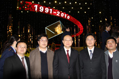 國家質(zhì)檢總局副局長支樹平（右三）在中央電視臺演播大廳2010年“3.15晚會”直播現(xiàn)場與中國質(zhì)量檢驗協(xié)會會員工作部主任楊曉東（右二）、防偽中心主任王成村（右一）、會員工作部副主任劉輝（左二）、會員工作部副主任王劍（左一）等協(xié)會工作人員代表合影留念