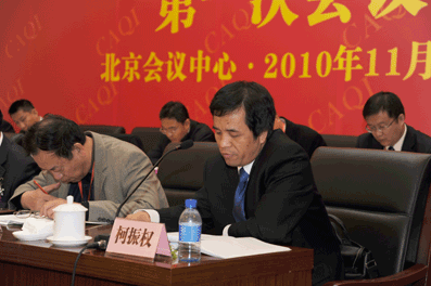 大會(huì)主席團(tuán)副秘書長(zhǎng)柯振權(quán)主持17日上午的會(huì)議