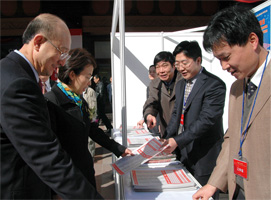 北京市人民政府副市長(zhǎng)茍仲文(右二)在咨詢活動(dòng)現(xiàn)場(chǎng)關(guān)注中國(guó)質(zhì)量檢驗(yàn)協(xié)會(huì)制作的張貼畫(huà),并稱贊中國(guó)質(zhì)量檢驗(yàn)協(xié)會(huì)提倡的“365天,天天3.15;360行,質(zhì)檢幫你忙”的宣傳口號(hào)。