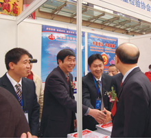 支樹(shù)平副局長(zhǎng)(右一)在中國(guó)質(zhì)量檢驗(yàn)協(xié)會(huì)咨詢臺(tái)前向秘書(shū)長(zhǎng)張軍(左二),會(huì)員工作部主任楊曉東(右二)等工作人員進(jìn)行了解和慰問(wèn)。