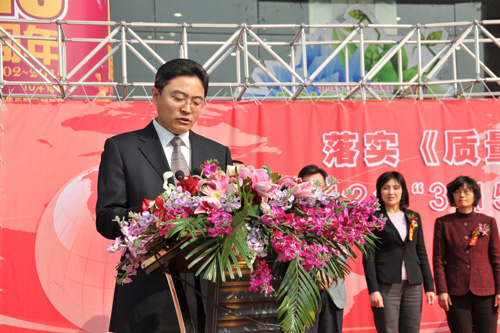 國(guó)家質(zhì)檢總局辦公廳副主任、中國(guó)質(zhì)量檢驗(yàn)協(xié)會(huì)副理事長(zhǎng)劉洪生在活動(dòng)現(xiàn)場(chǎng)發(fā)布2012年皮鞋、衛(wèi)生巾兩類消費(fèi)品產(chǎn)品質(zhì)量國(guó)家監(jiān)督抽查結(jié)果和2011年汽車產(chǎn)品缺陷信息投訴基本情況。